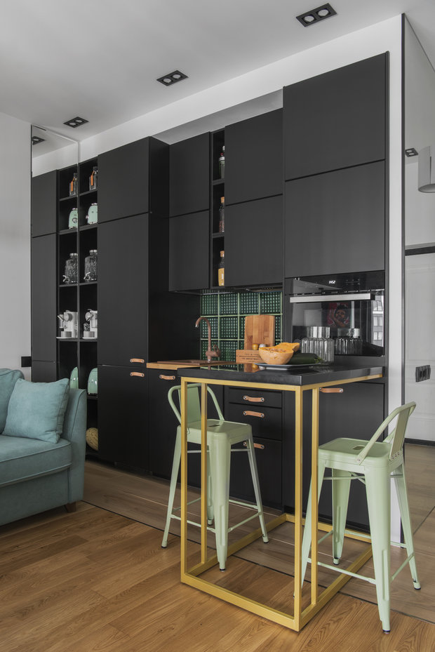 Фотография: Кухня и столовая в стиле Лофт, Современный, Малогабаритная квартира, Квартира, Студия, Проект недели, Черный, Москва, Серый, Голубой, Бирюзовый, Монолитный дом, до 40 метров, Екатерина Уланова – фото на INMYROOM