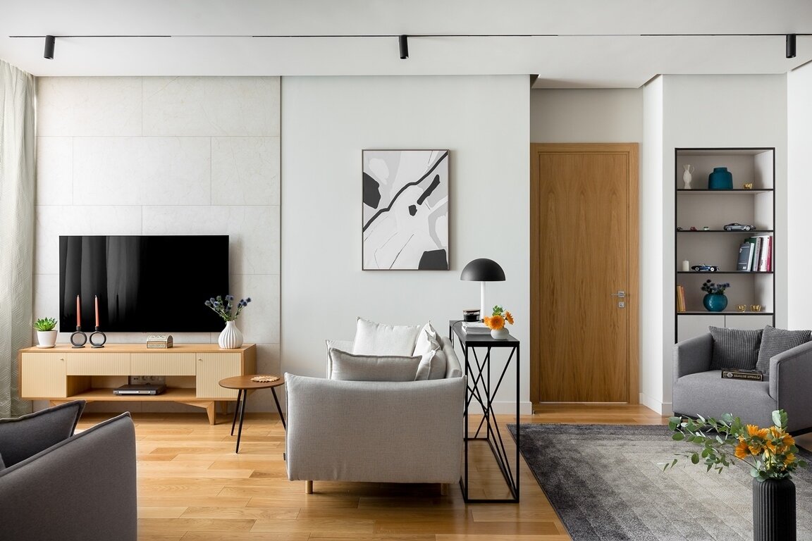 Рельефный керамогранит на полу в прихожей и на стене в ТВ-зоне оживляет гладкие серо-бежевые стены. Рельефный керамогранит на полу в прихожей и на стене в ТВ-зоне оживляет гладкие серо-бежевые стены.