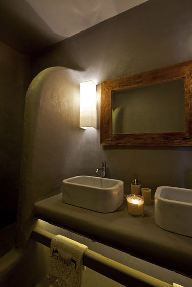 Фотография: Спальня в стиле Прованс и Кантри, Дом, Цвет в интерьере, Дома и квартиры, Белый, Бассейн, Оранжевый, Балдахин – фото на INMYROOM