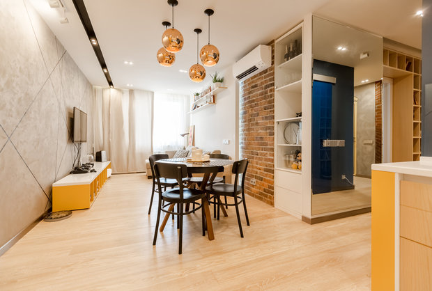 Фотография: Кухня и столовая в стиле Современный, Квартира, Eames, Gorenje, Проект недели, Москва, Бежевый, Dulux, Желтый, Серый, Декоративная штукатурка, Коричневый, Граффити, SLV, ИКЕА, кирпич в интерьере, кирпичная стена, кирпичная стена в интерьере, идеи перепланировки однушки, перепланировка однокомнатной квартиры, современный интерьер, Roca, Porcelanosa, освещение в спальне, Lightstar, Jacob Delafon, Kermi, Centrsvet, как организовать хранение на небольшом метраже, перепланировка студии, кирпичный клинкер, квартира в современном стиле, сценарии освещения, Grohе, хранение книг в небольшой квартире, перепланировка однушки, современный стиль в интерьере, как из однушки сделать двушку, кирпичная кладка в интерьере, современные сценарии освещения, как создать современный и модный интерьер, керамогранит под дерево, Estetica, интерьер с кирпичной кладкой, декоративное освещение в квартире, Megalux, Valentin, Arline, Italline, Constance Guisse, Terhuerne, Calcebeton, Moorbrand, Виктория Золина, Zi-Design Interiors – фото на INMYROOM