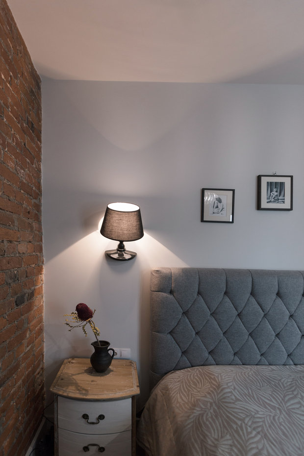 Фотография: Спальня в стиле Лофт, Эклектика, Квартира, Проект недели, Москва, Кирпичный дом, 2 комнаты, 40-60 метров, 60-90 метров, Варя Шалито – фото на INMYROOM