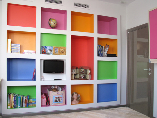 Интерьер детской в современном стиле с яркой стеллажной системой
