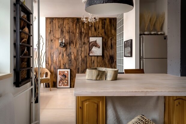 Стену напротив кухни украсили набором тарелок ручной работы на деревянном держателе HOOKLADDER. Его и другие предметы мебели и декора придумала Александра Журавлева.