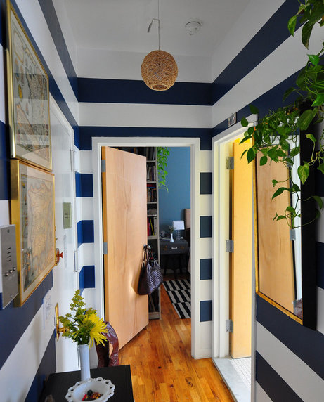 Фотография: Прихожая в стиле Современный, Декор интерьера, Малогабаритная квартира, Квартира, Дома и квартиры, Советы, Зеркало – фото на INMYROOM