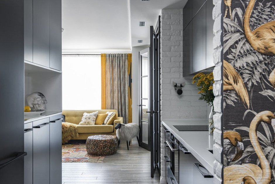 Фотография: Кухня и столовая в стиле Эклектика, Гостиная, Гид, желтый диван, желтый диван в интерьере – фото на INMYROOM Фотография: Кухня и столовая в стиле Эклектика, Гостиная, Гид, желтый диван, желтый диван в интерьере – фото на INMYROOM