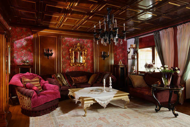 Фото из портфолио Двухуровневая гостиная загородного дома в Подмосковье – фотографии дизайна интерьеров на INMYROOM