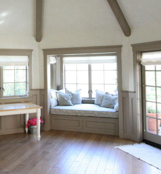 Фотография: Прихожая в стиле Прованс и Кантри, Спальня, Гардеробная, Декор интерьера, Интерьер комнат, Системы хранения, Кровать, Гардероб – фото на INMYROOM