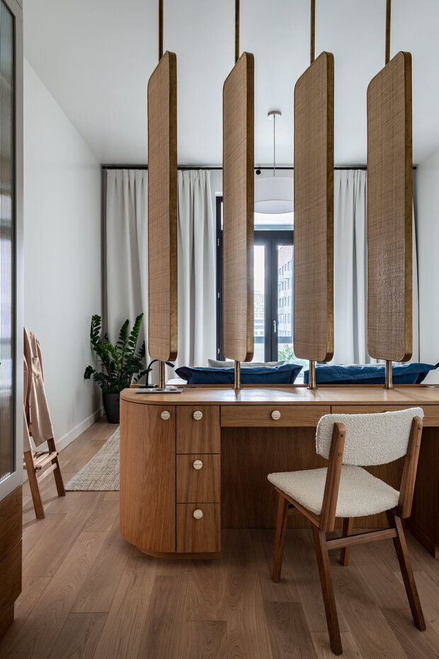 Стул около туалетного столика винтажный, в модной обивке букле.