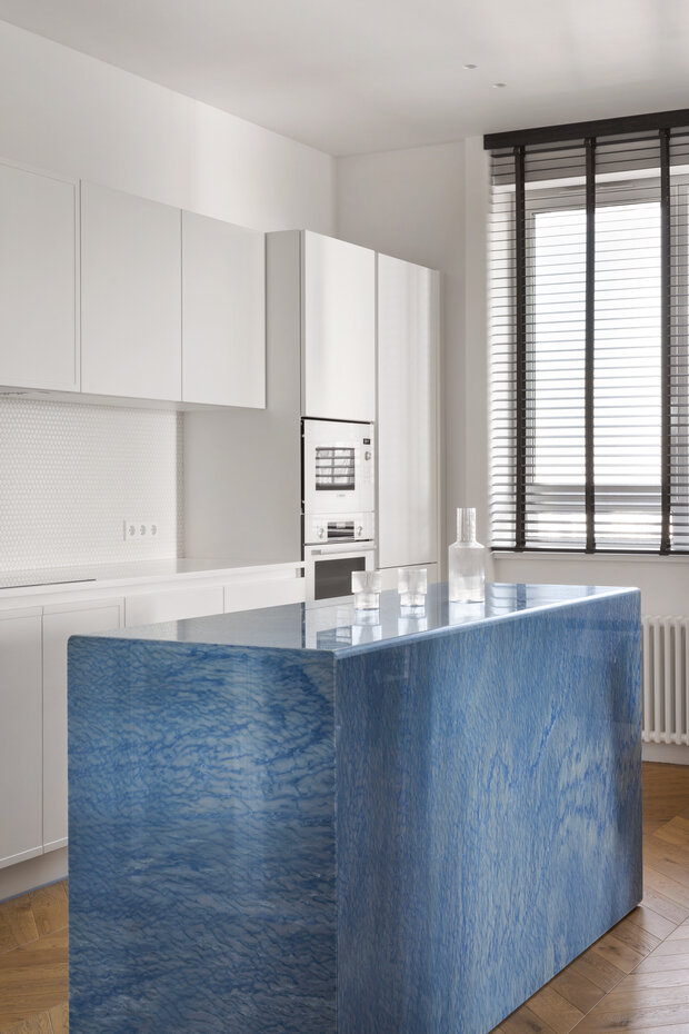 Фотография: Кухня и столовая в стиле Современный, Квартира, Проект дня, Москва, 3 комнаты, Более 90 метров, минимализм, современный, фото интерьера, дизайн интерьера фото, винтаж/ретро, Валерия Разумова – фото на INMYROOM