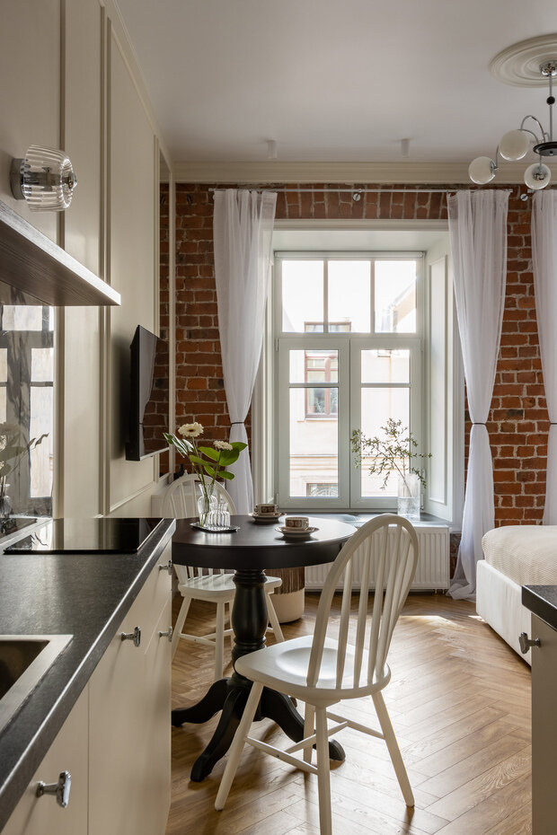 Фотография: Кухня и столовая в стиле Классический, Современный, Эклектика, Малогабаритная квартира, Квартира, Студия, Проект дня, Санкт-Петербург, Кирпичный дом, до 40 метров, Екатерина Шейн, современный с элементами лофта – фото на INMYROOM
