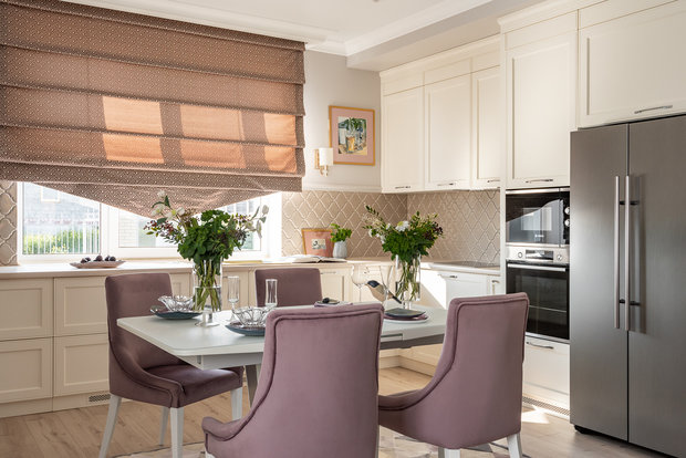 Кухня и кафель решены в классическом пудровом цвете, стены серые, но красивый ягодный цвет стульев делает этот интерьер нескучным.