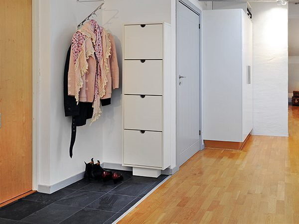 Фотография: Прихожая в стиле Скандинавский, Обои, Переделка, Плитка, Краска, Стеновые панели – фото на INMYROOM