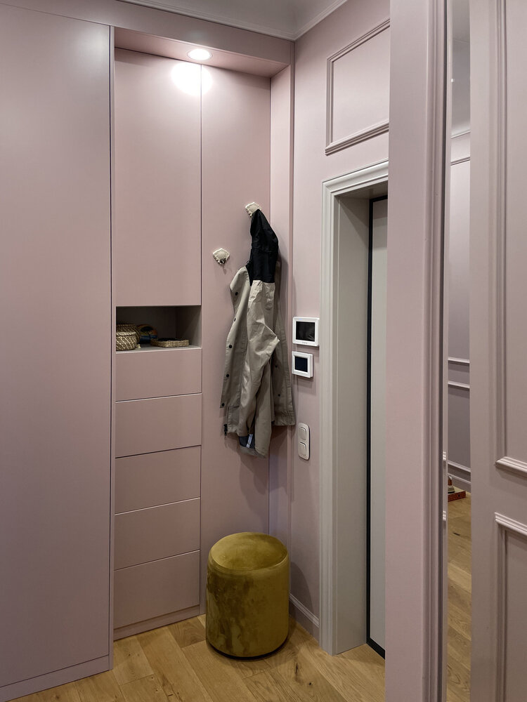 Около входа предусмотрели несколько крючков для одежды, выкатные ящики для аксессуаров, несколько антресольных шкафчиков и полноценный шкаф для хранения глубиной 60 см. Около входа предусмотрели несколько крючков для одежды, выкатные ящики для аксессуаров, несколько антресольных шкафчиков и полноценный шкаф для хранения глубиной 60 см.