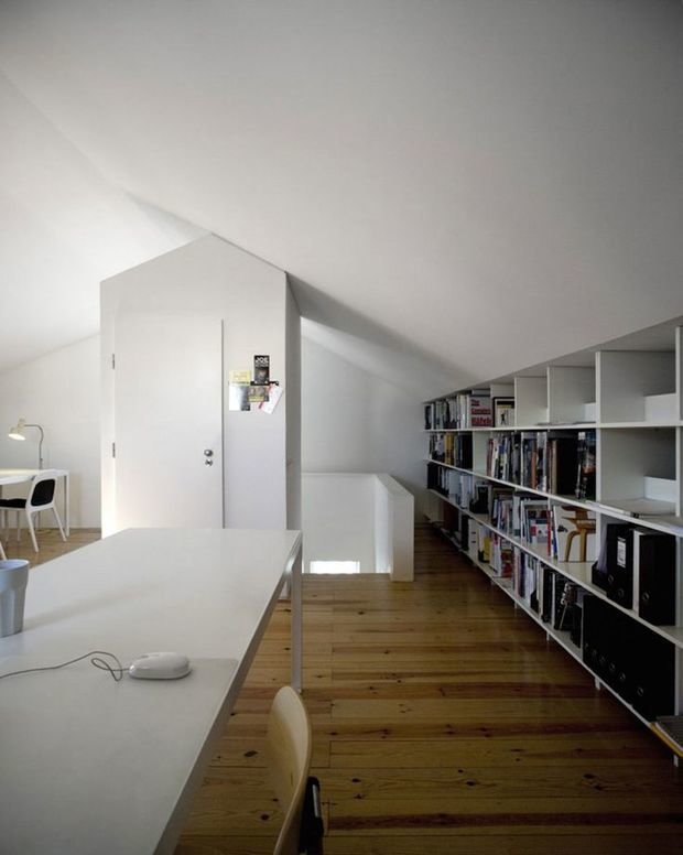 Фотография: Кабинет в стиле Минимализм, Дом, Мебель и свет, Дача, Дом и дача, как обустроить мансарду, идеи для мансарды – фото на INMYROOM