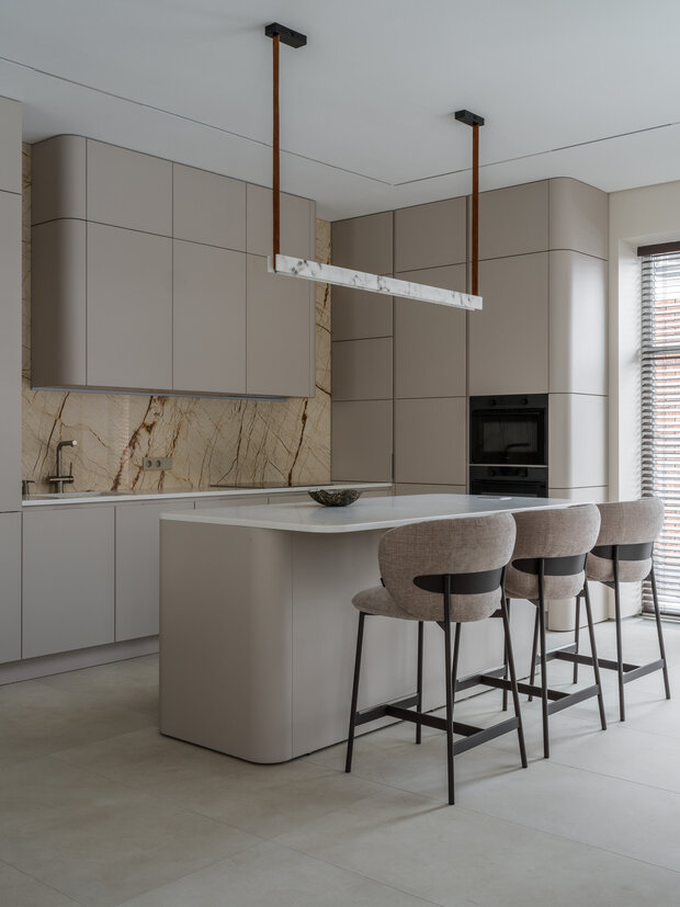 Фотография: Кухня и столовая в стиле Современный, Дом, Проект дня, Дом и дача, Московская область, 4 и больше, Более 90 метров, минимализм с элементами современного дизайна, Ксения Котельникова – фото на INMYROOM