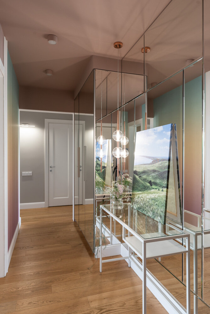 Весь проект начался с картины в прихожей. Это вид на холмы долины реки Волги. Заказчики очень любят именно эти места, и им хотелось перенести этот вид в свою квартиру. Весь проект начался с картины в прихожей. Это вид на холмы долины реки Волги. Заказчики очень любят именно эти места, и им хотелось перенести этот вид в свою квартиру.