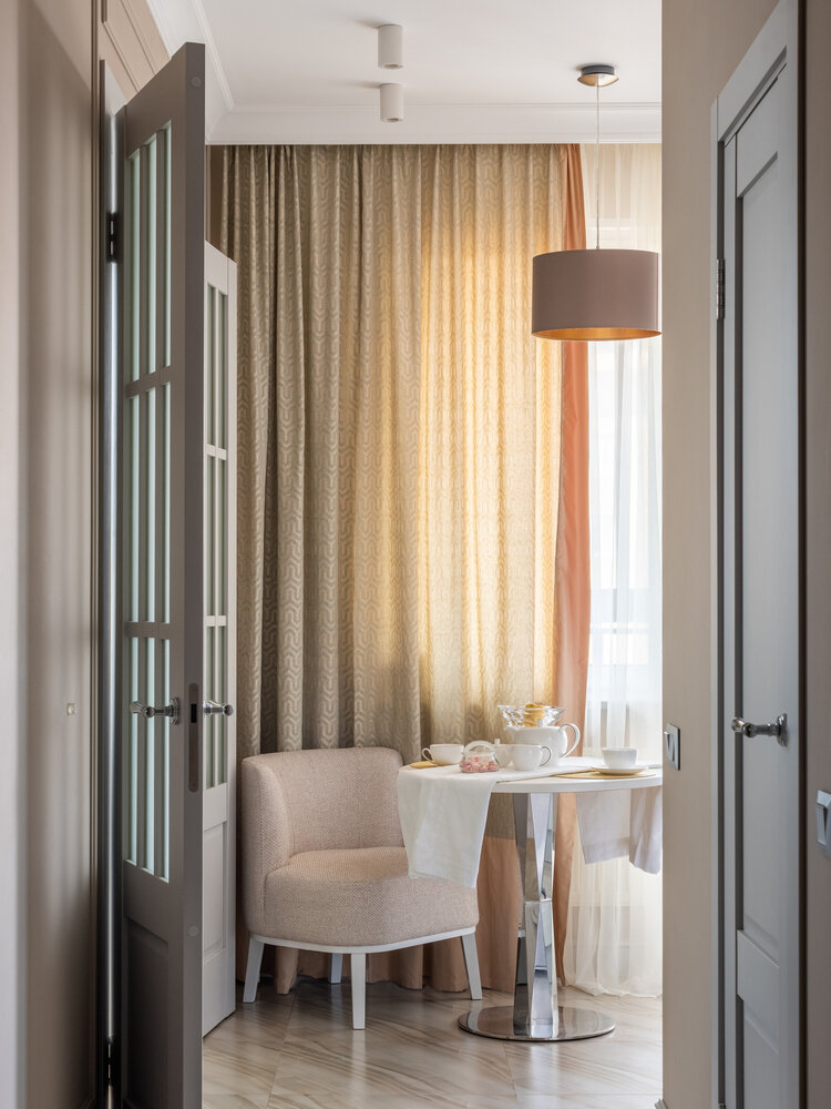 В кухне и коридоре использовали керамогранит 60×60 см. В комнатах — бельгийский ламинат небольшого размера, с имитацией под инженерную доску. В кухне и коридоре использовали керамогранит 60×60 см. В комнатах — бельгийский ламинат небольшого размера, с имитацией под инженерную доску.