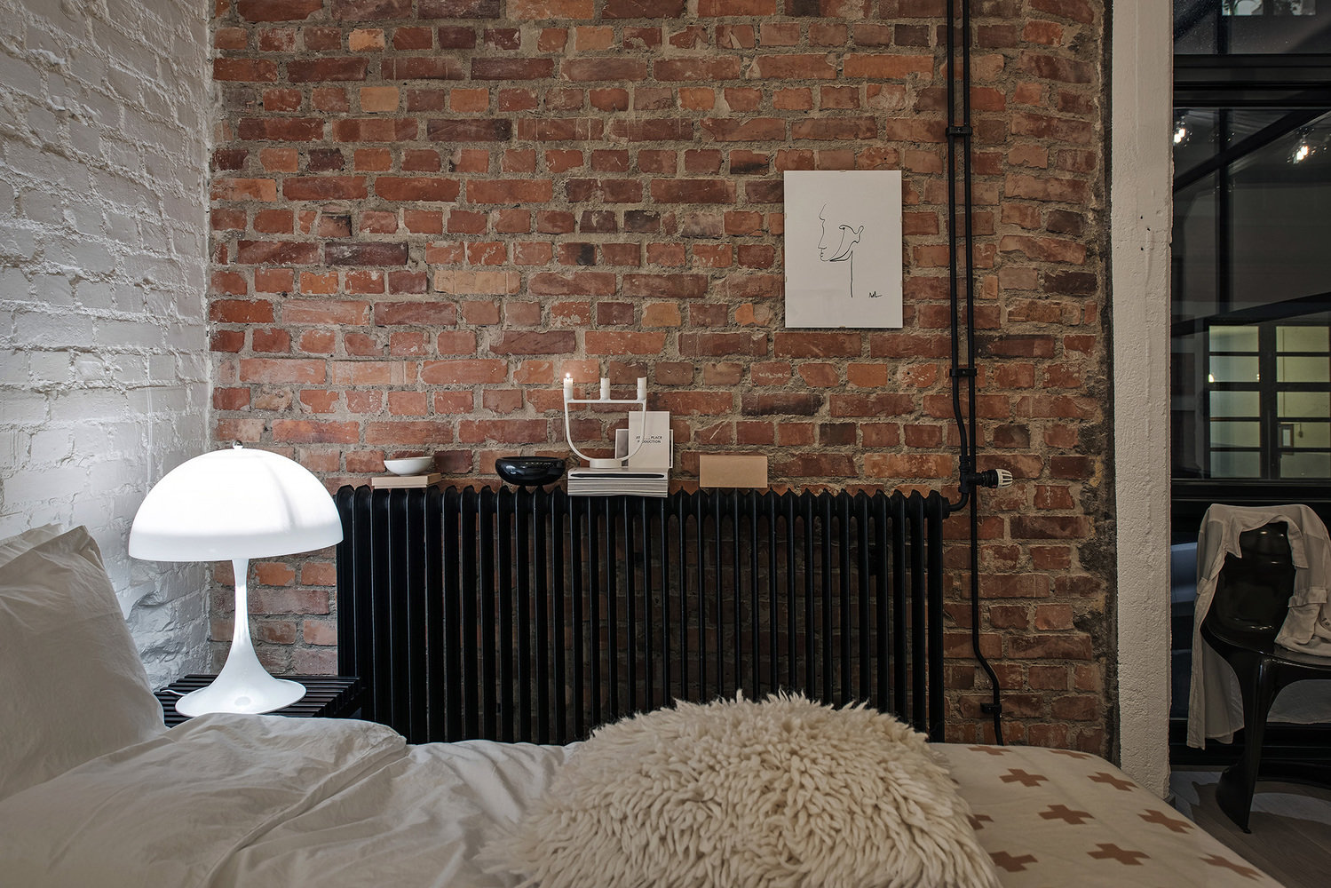 Фотография: Спальня в стиле Лофт, Декор интерьера, Швеция, Белый, Черный, Стокгольм, 2 комнаты, 40-60 метров – фото на INMYROOM Фотография: Спальня в стиле Лофт, Декор интерьера, Швеция, Белый, Черный, Стокгольм, 2 комнаты, 40-60 метров – фото на INMYROOM