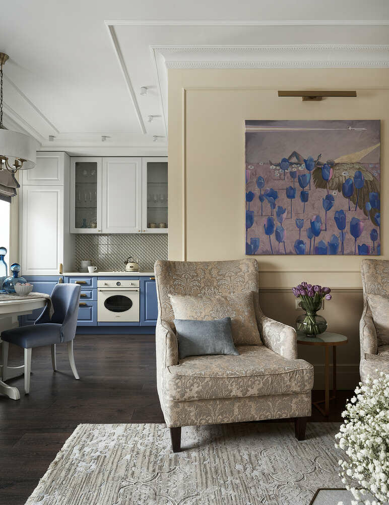 «Основным украшением гостиной служит картина «Мечтатель» авторства Виктории Фоминой. Картина давно была на примете у декоратора Ольги Харламовой. Но не было подходящего интерьера, где можно было ее использовать. А нам как раз не хватало в этом пространстве яркого пятна, поддерживающего кухню. Сразу вспомнилась эта картина. И она удивительно хорошо собрала интерьер. Стала его основным акцентом», — рассказывает дизайнер. «Основным украшением гостиной служит картина «Мечтатель» авторства Виктории Фоминой. Картина давно была на примете у декоратора Ольги Харламовой. Но не было подходящего интерьера, где можно было ее использовать. А нам как раз не хватало в этом пространстве яркого пятна, поддерживающего кухню. Сразу вспомнилась эта картина. И она удивительно хорошо собрала интерьер. Стала его основным акцентом», — рассказывает дизайнер.