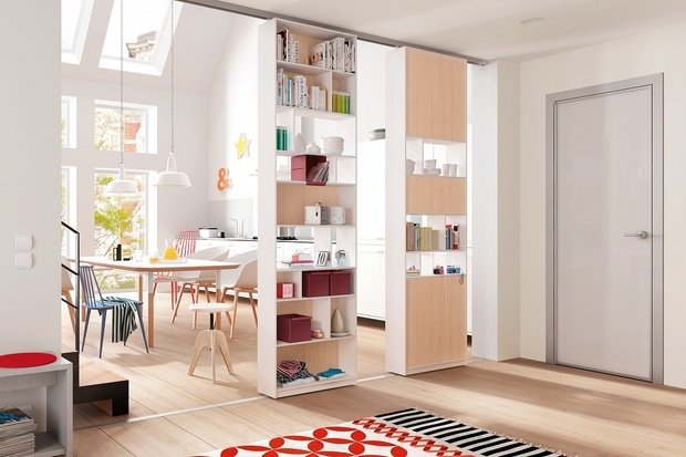 Фотография: Гостиная в стиле Скандинавский, Гардеробная, Малогабаритная квартира, Мебель и свет, Советы, Raumplus – фото на INMYROOM