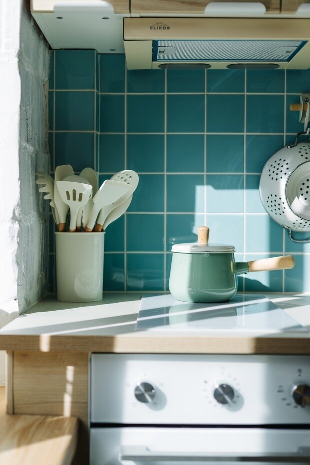 Фотография: Кухня и столовая в стиле Скандинавский, Восточный, Малогабаритная квартира, Квартира, Проект недели, Москва, Эко, Хрущевка, 2 комнаты, 40-60 метров, Павел Фотеев – фото на INMYROOM