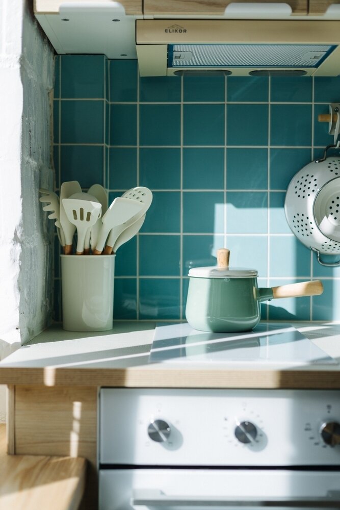 Фотография: Кухня и столовая в стиле Скандинавский, Восточный, Малогабаритная квартира, Квартира, Проект недели, Москва, Эко, Хрущевка, 2 комнаты, 40-60 метров, Павел Фотеев – фото на INMYROOM Фотография: Кухня и столовая в стиле Скандинавский, Восточный, Малогабаритная квартира, Квартира, Проект недели, Москва, Эко, Хрущевка, 2 комнаты, 40-60 метров, Павел Фотеев – фото на INMYROOM