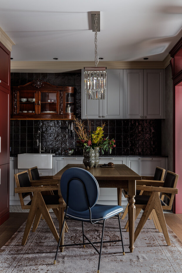 Фотография: Кухня и столовая в стиле Эклектика, Квартира, Проект дня, 3 комнаты, Более 90 метров, Тюмень, современный с элементами лофта, эклектика с элементами классики, Анна Селиванова – фото на INMYROOM