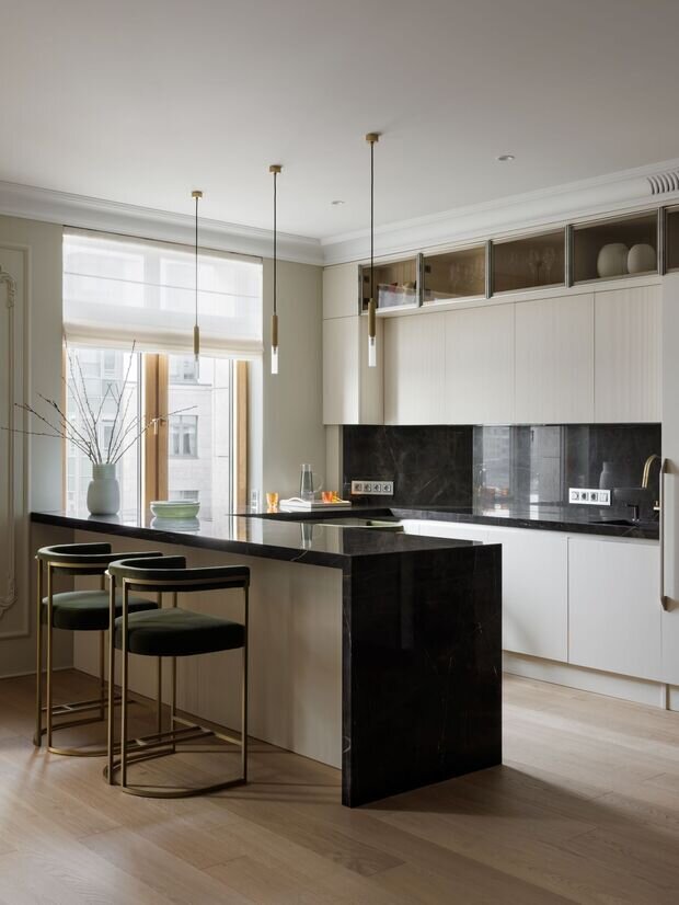 Фотография: Кухня и столовая в стиле Классический, Современный, Квартира, Проект дня, Санкт-Петербург, 3 комнаты, Более 90 метров, Елена Лебедева – фото на INMYROOM