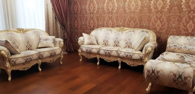 Интерьер гостиной в классическом стиле с позолоченной мебелью