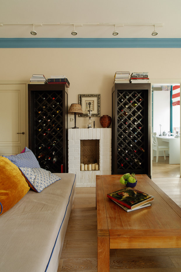 Фотография: Гостиная в стиле Скандинавский, Лофт, Эклектика, Квартира, Teak House, Белый, Проект недели, Москва, Бежевый, Синий, Голубой, Коричневый, ИКЕА, Manders, маленькая кухня, белая гостиная, порядок в детской, хранение книг в небольшой квартире, системы хранения для коридора, декор интерьера в скандинавском стиле, Анна Смирнова, Vesna-Leto – фото на INMYROOM