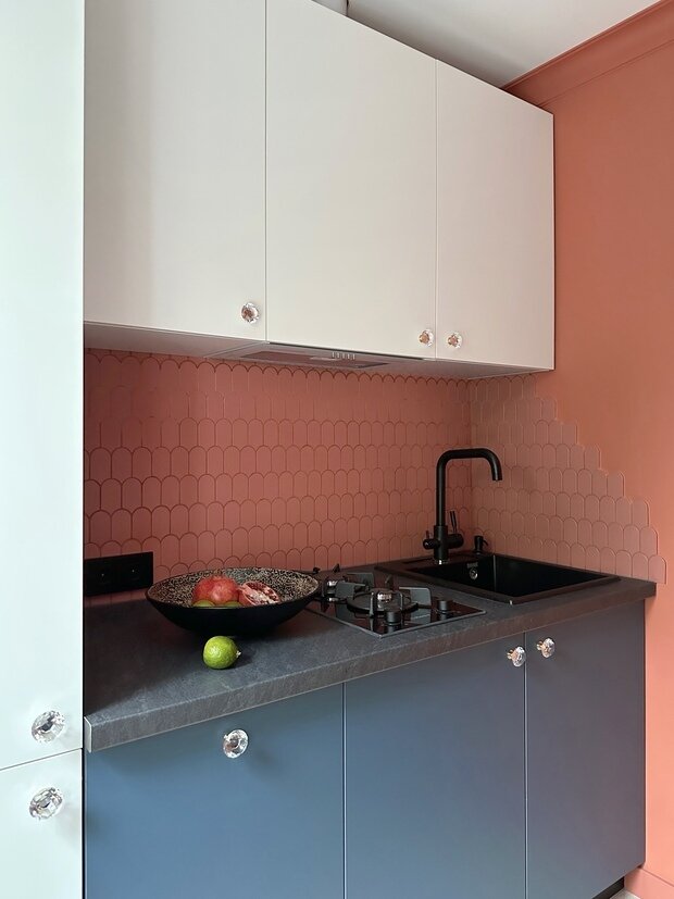 Фотография: Кухня и столовая в стиле Современный, Эклектика, Квартира, Проект дня, двухкомнатная квартира в хрущевке, ремонт в хрущевке, Калининград, переделка хрущевки, как обустроить двухкомнатную квартиру в хрущевки, ремонт хрущевки, Хрущевка, 2 комнаты, 40-60 метров, интерьер хрущевке, интерьер хрущевки, как обновить хрущевку, дизайн хрущевки, ремонт в хрущёвке, Екатерина Трусова – фото на INMYROOM