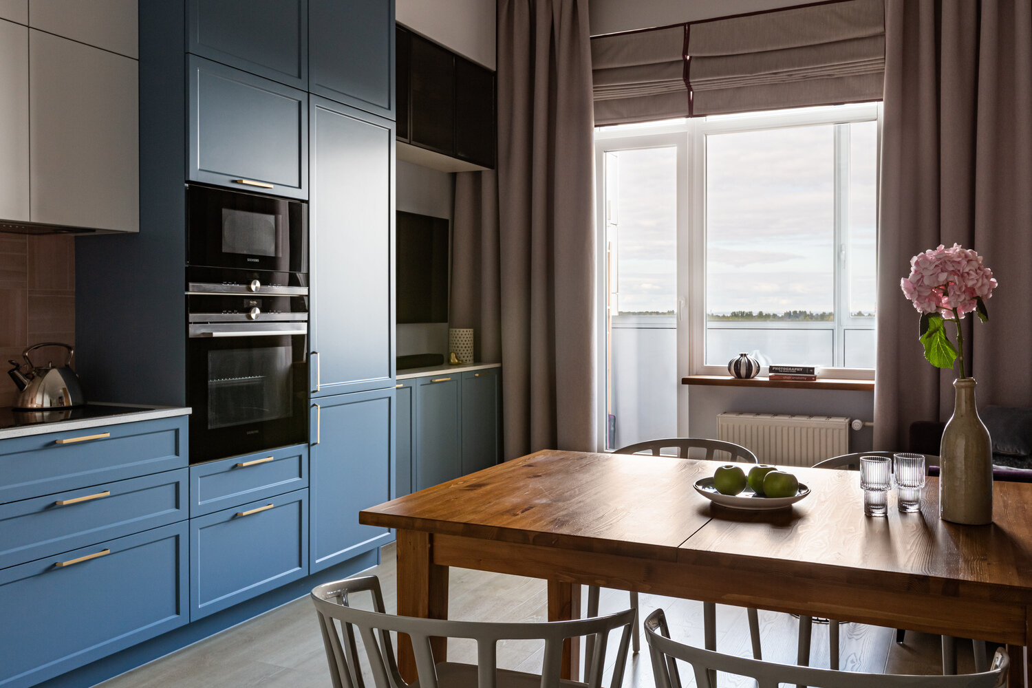 Дубовый подоконник изначально был у заказчиков, балконную ступеньку из дуба изготовил прораб. Дубовый подоконник изначально был у заказчиков, балконную ступеньку из дуба изготовил прораб.