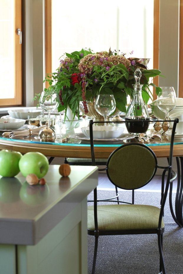 Фотография: Кухня и столовая в стиле Прованс и Кантри, Современный, Дом, Проект недели, Дом и дача, Московская область, Татьяна Аленина, дом из бруса, гостиная с камином – фото на INMYROOM