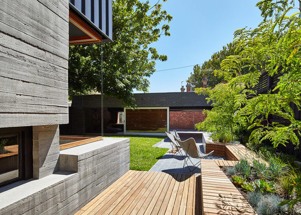 Фотография: Терраса в стиле Лофт, Минимализм, Современный, Эклектика, Дом, Австралия, Ландшафт, Планировки, Мебель и свет, Белый, Черный, Бежевый, Желтый, Серый, Мельбурн, Коричневый, Эко, Дом и дача, Сент-Килда, Make Architecture, переделка старого бунгало, бетон с дощатой текстурой, деревянный решетчатый фасад, двусторонний камин – фото на INMYROOM