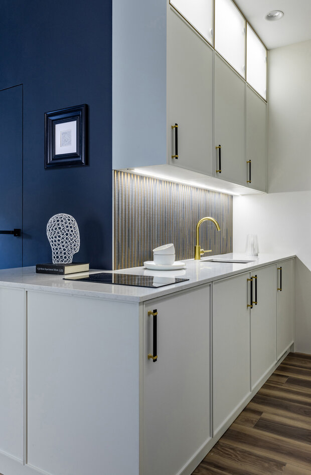 Фотография: Кухня и столовая в стиле Современный, Эклектика, Малогабаритная квартира, Квартира, Студия, Проект дня, Москва, Кирпичный дом, до 40 метров, современный с элементами ар-деко – фото на INMYROOM