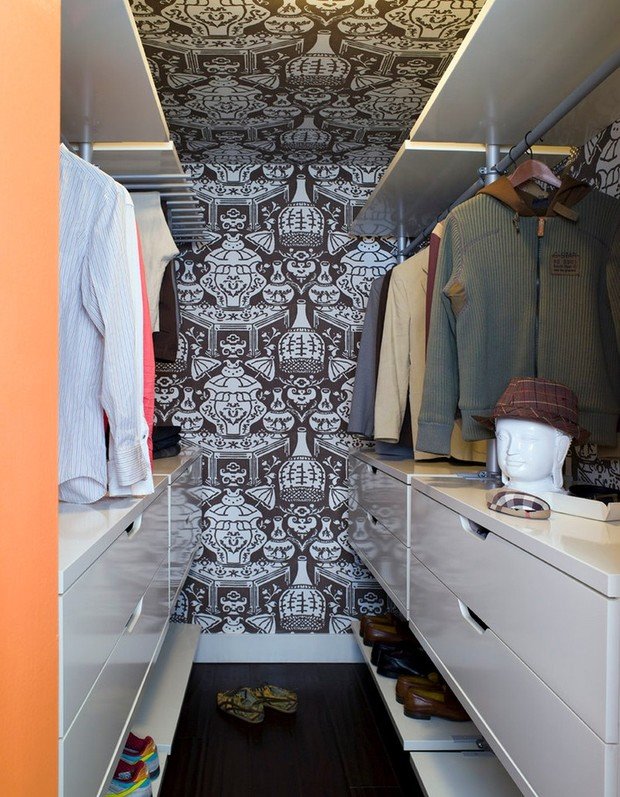 Фотография: Прихожая в стиле Хай-тек, Гардеробная, Декор интерьера, Хранение, Интерьер комнат, Мебель и свет, Обои, Зеркала, Люстра, Гардероб, Шкаф, Зеркало, Вешалка, Стул – фото на INMYROOM