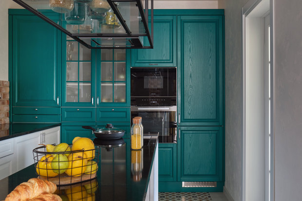 В острове предусмотрено много ящиков для хранения, здесь же встроенная варочная панель. Над островом разместили металлическую конструкцию,
которая играет не только декоративную, но и функциональную роль.