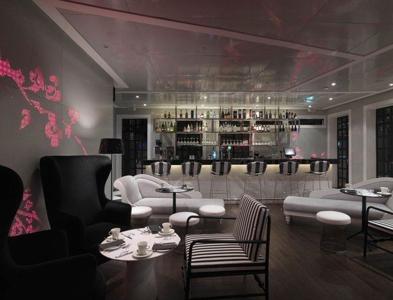 Фотография: Прочее в стиле Хай-тек, Цвет в интерьере, Дома и квартиры, Городские места, Белый, Отель, Черный – фото на INMYROOM