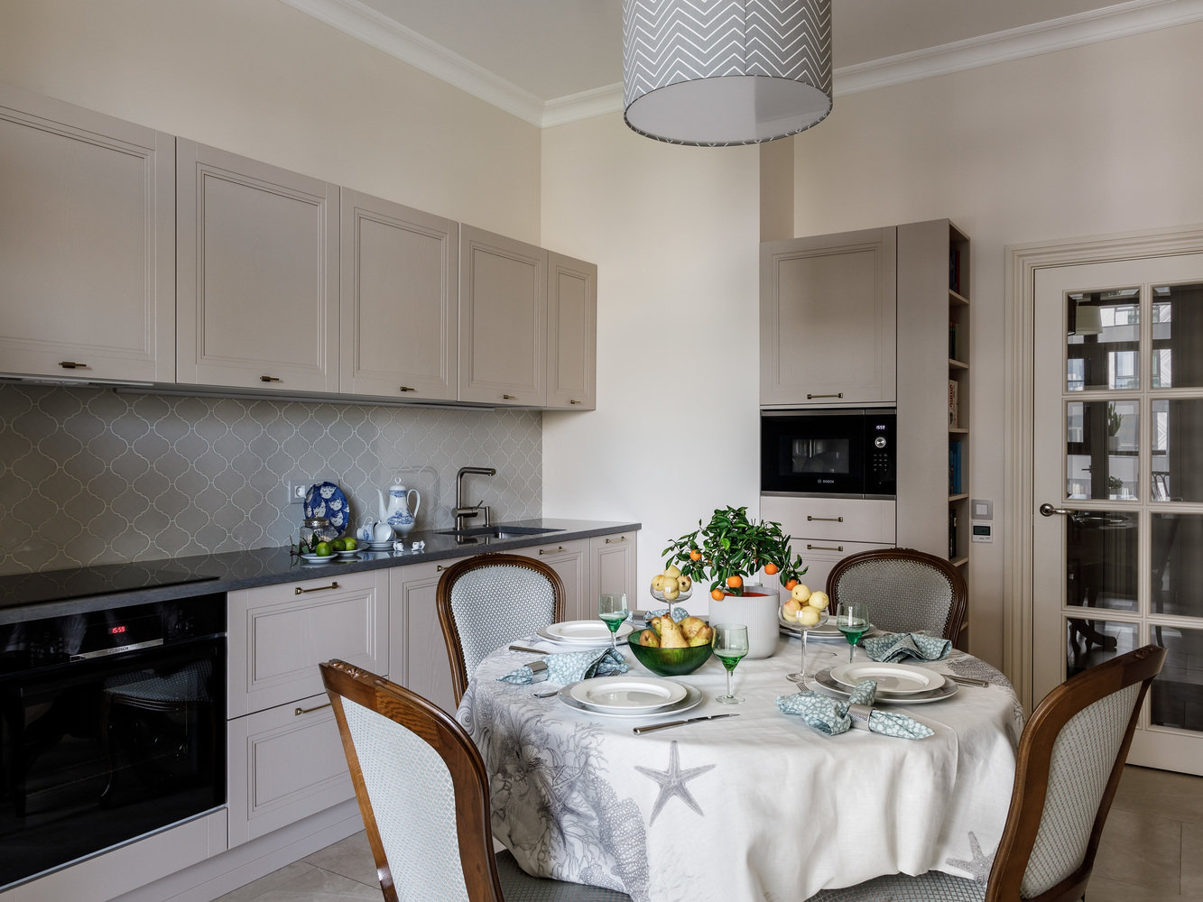 Фотография: Кухня и столовая в стиле Классический, Современный, Квартира, Проект дня, Санкт-Петербург, 3 комнаты, Более 90 метров, Наталья Орешкова – фото на INMYROOM Фотография: Кухня и столовая в стиле Классический, Современный, Квартира, Проект дня, Санкт-Петербург, 3 комнаты, Более 90 метров, Наталья Орешкова – фото на INMYROOM