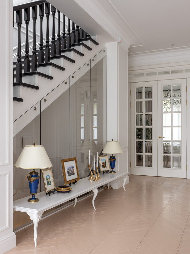 Фотография: Прихожая в стиле Классический, Современный, Эклектика, Проект дня, Казань, Таунхаус, Кирпичный дом, 4 и больше, Более 90 метров, современный с элементами классики и роскоши, Роман Миронов, Андрей Васильев, PLATFORM – фото на INMYROOM