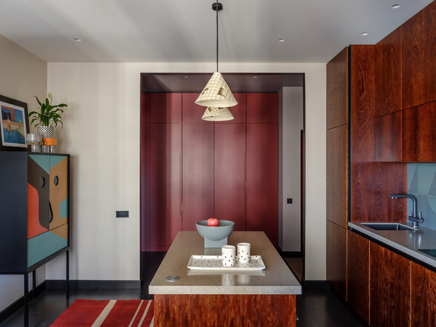 Особое место в кухне-гостиной занял интересный яркий барный шкаф от дизайнеров Honestly Designed.