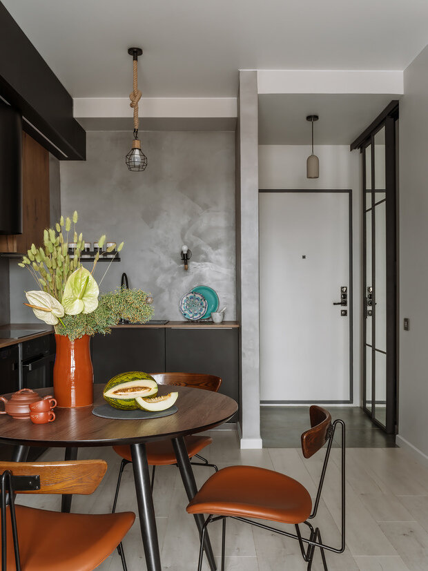 Светильники, как и все остальные материалы, подбирались в рамках бюджета, но с изюминкой. Торшер в гостиной, абажуры из джута, подвесы из бетона для коридора делались на заказ.