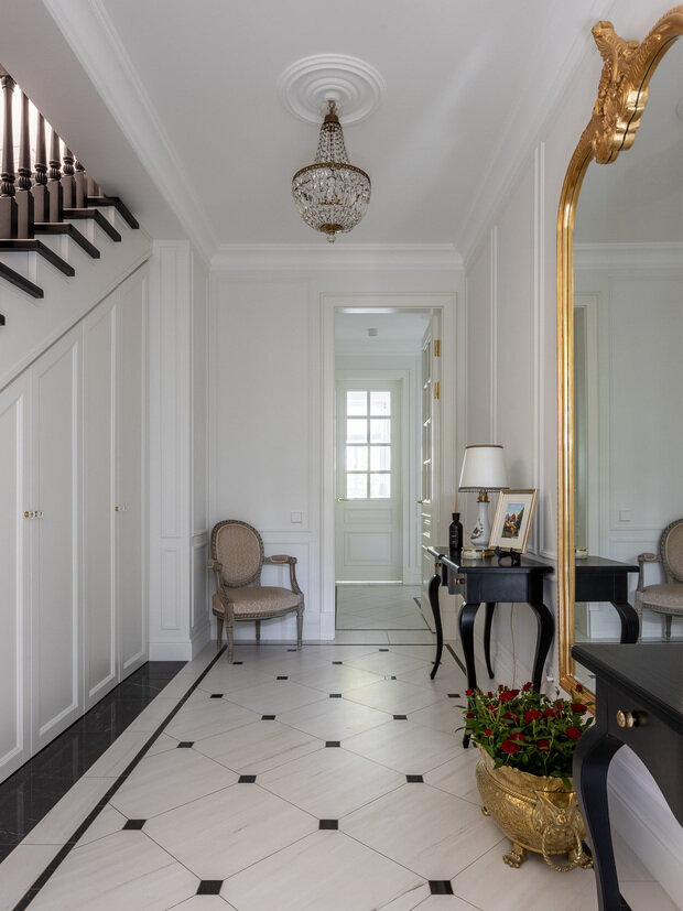 Фотография: Прихожая в стиле Классический, Современный, Эклектика, Проект дня, Казань, Таунхаус, Кирпичный дом, 4 и больше, Более 90 метров, современный с элементами классики и роскоши, Роман Миронов, Андрей Васильев, PLATFORM – фото на INMYROOM