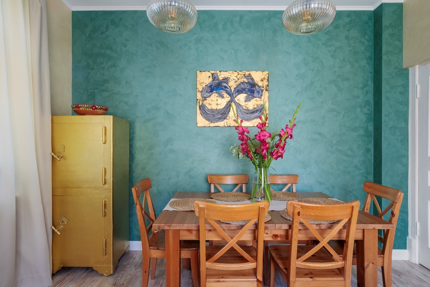 За обеденным столом помещается около десяти человек.