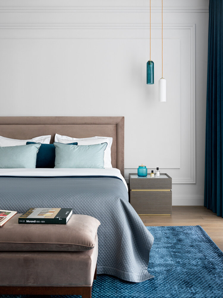 Заказчица не хотела расставаться со своей кроватью из предыдущей квартиры, поэтому дизайнеры вписали ее в новый интерьер. Заказчица не хотела расставаться со своей кроватью из предыдущей квартиры, поэтому дизайнеры вписали ее в новый интерьер.