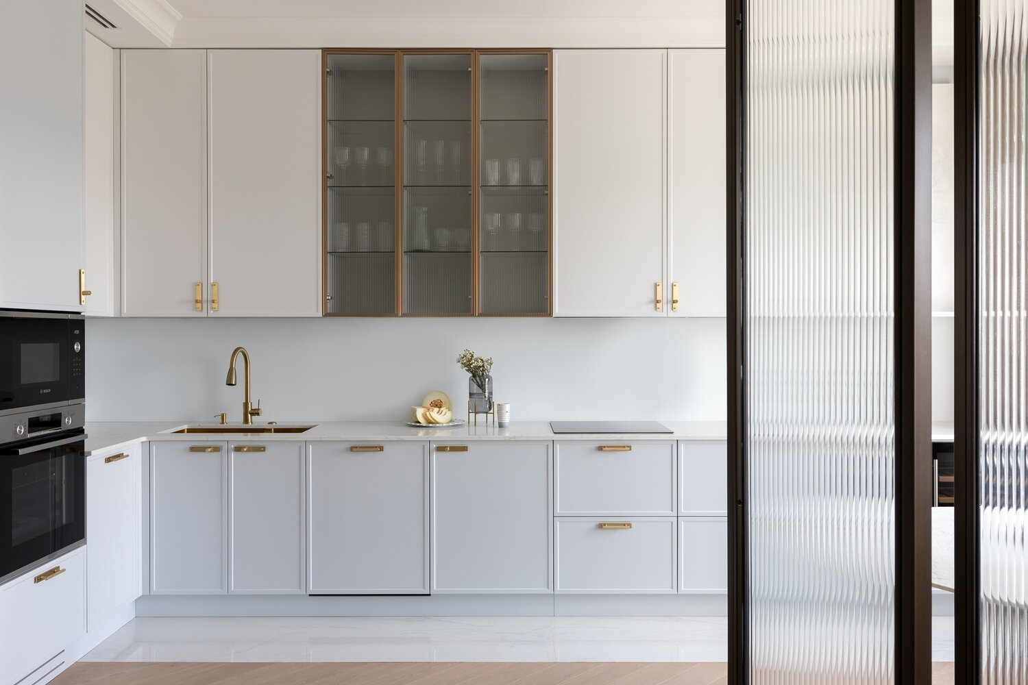 Фотография: Кухня и столовая в стиле Классический, Современный, Квартира, Проект недели, Москва, 3 комнаты, Более 90 метров, Алена Чмелева, Art Concept – фото на INMYROOM