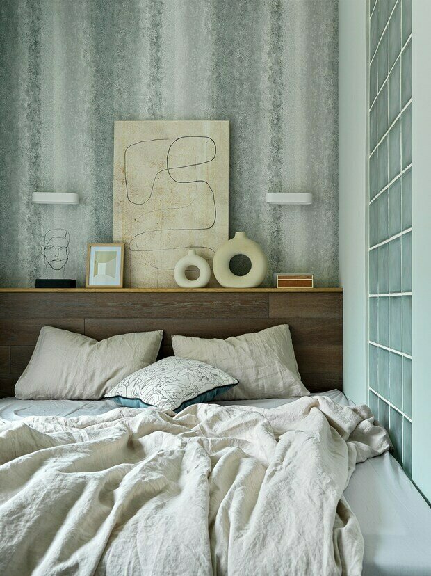 В спальне тоже английские обои с невероятно красивой текстурой.