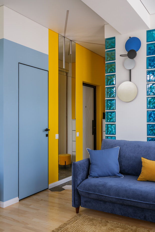 Потолки в квартире натяжные с теневым профилем. Встроенная подсветка Slot 50 переходит с потолка на стены, создавая интересный эффект.