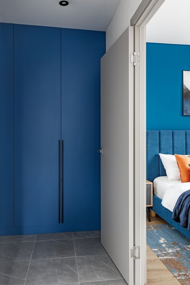 Во время ремонта поменяли двери, и открывание двери в спальню сделали к коридору. Таким образом сэкономили место в спальне, получилось поставить большую кровать с матрасом 180х200 см. Во время ремонта поменяли двери, и открывание двери в спальню сделали к коридору. Таким образом сэкономили место в спальне, получилось поставить большую кровать с матрасом 180х200 см.