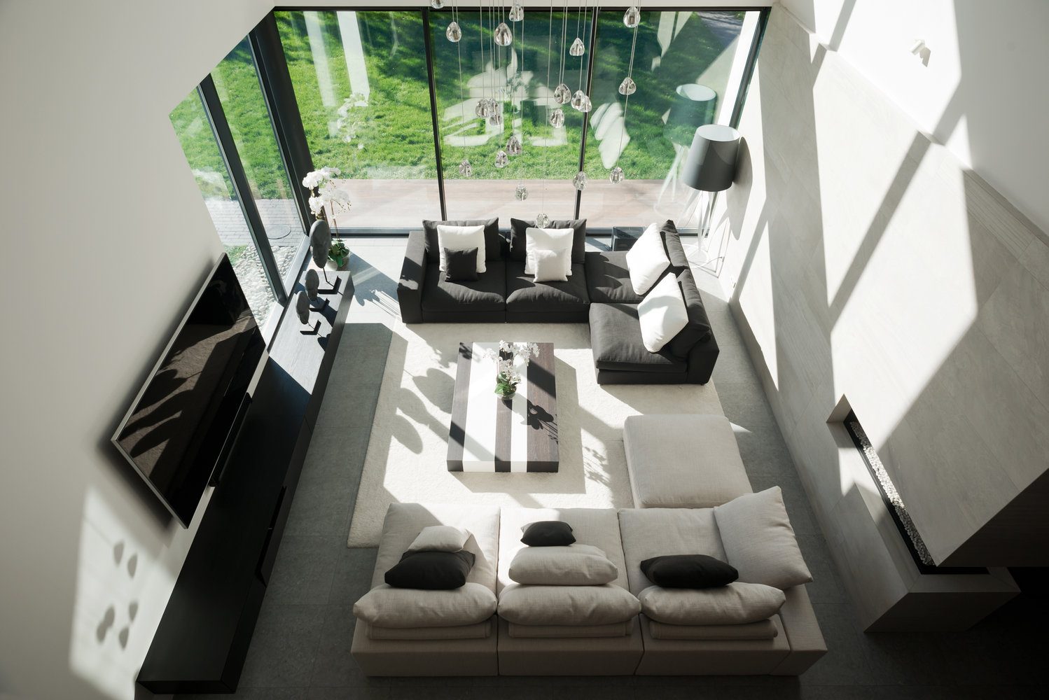 Фотография: Гостиная в стиле Минимализм, Современный, Дом, Подмосковье, Московская область, Монолитный дом, Александра Федорова, 4 и больше, Более 90 метров, Эксклюзивные проекты, Марфино – фото на INMYROOM